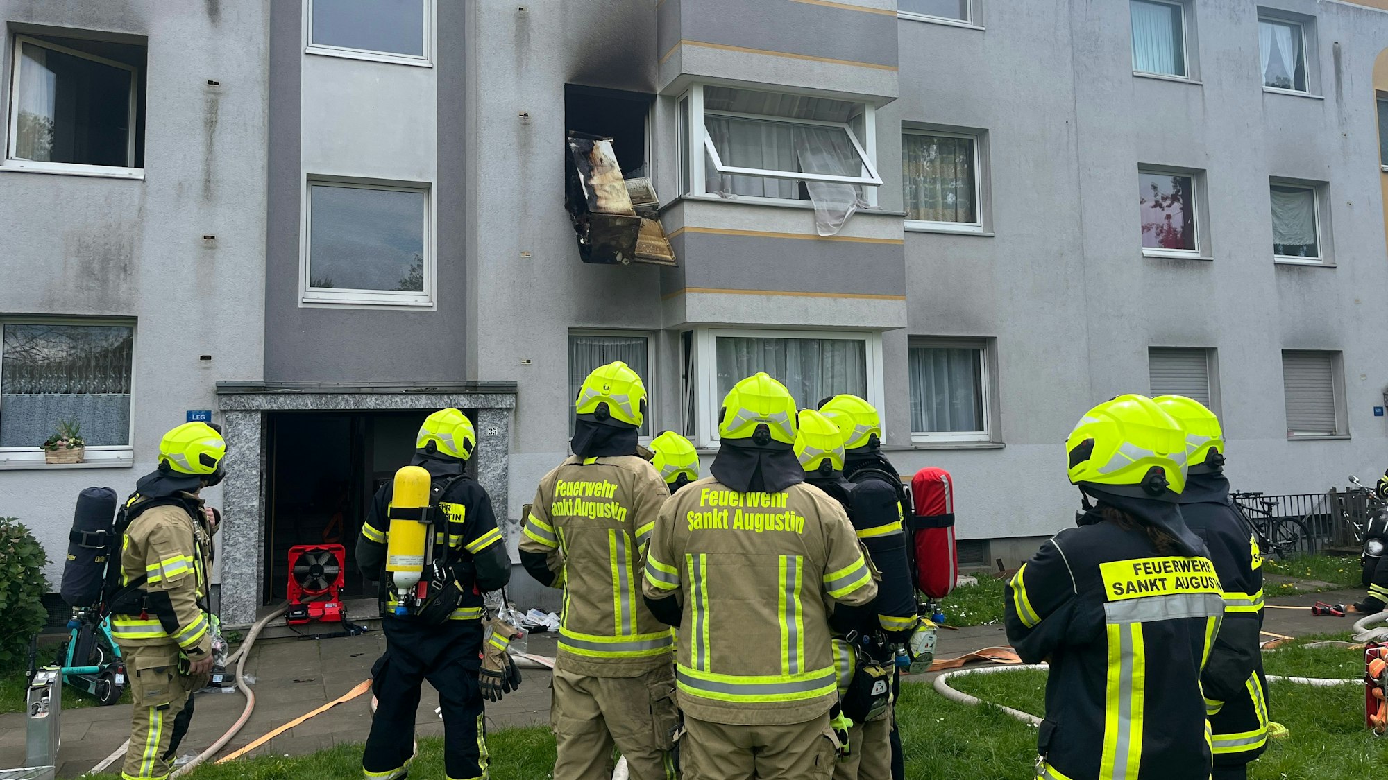 Nach einem ausgedehnten Küchenbrand mussten 17 Bewohner gesichtet werden, verletzt wurde aber niemand. Rund 100 Feuerwehrleute waren im Einsatz.