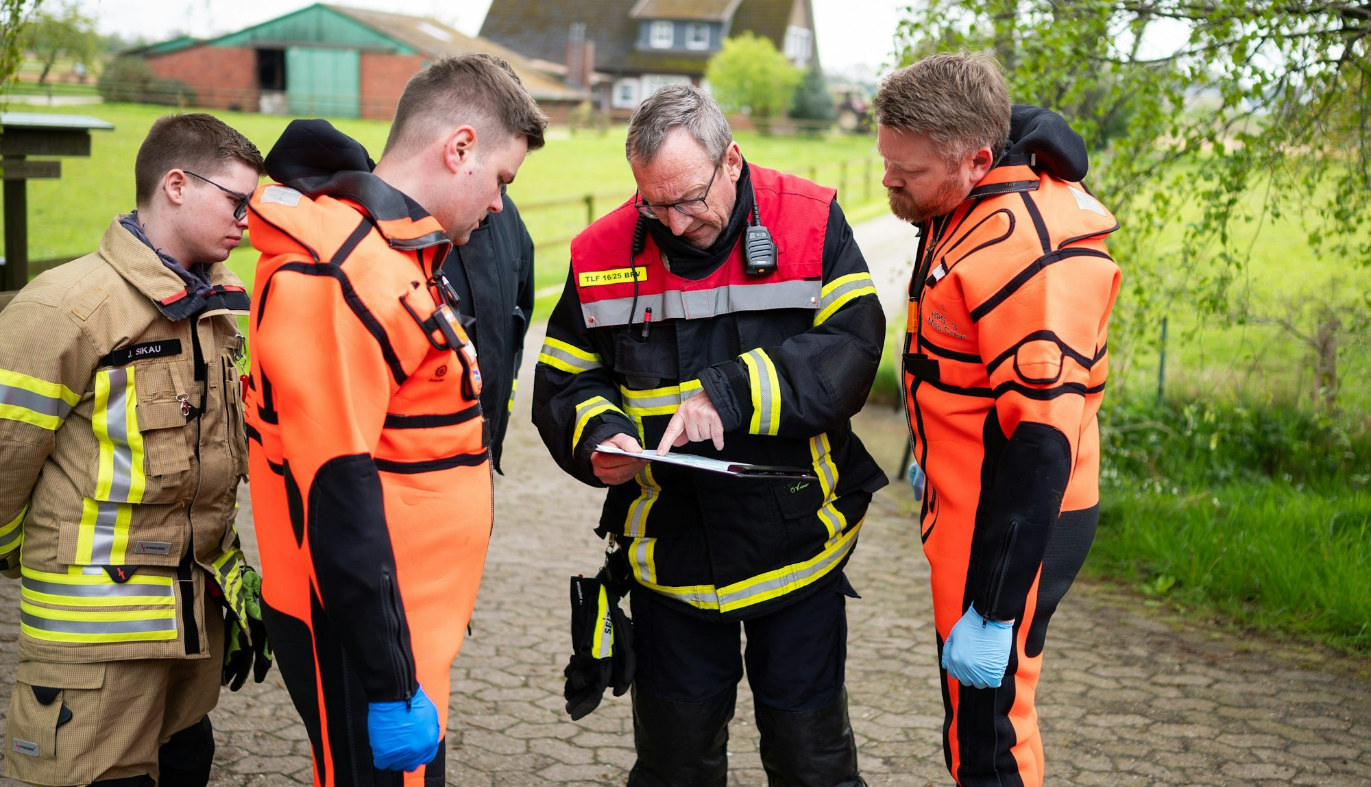 26.04.2024, Niedersachsen, Elm: Ehrenamtliche Einsatzkräfte der Feuerwehr bereiten sich auf die Suche vor. Der sechs Jahre alte Arian aus Elm im Landkreis Rotenburg (Wümme) bleibt auch am fünften Tag in Folge vermisst. Foto: Philipp Schulze/dpa +++ dpa-Bildfunk +++