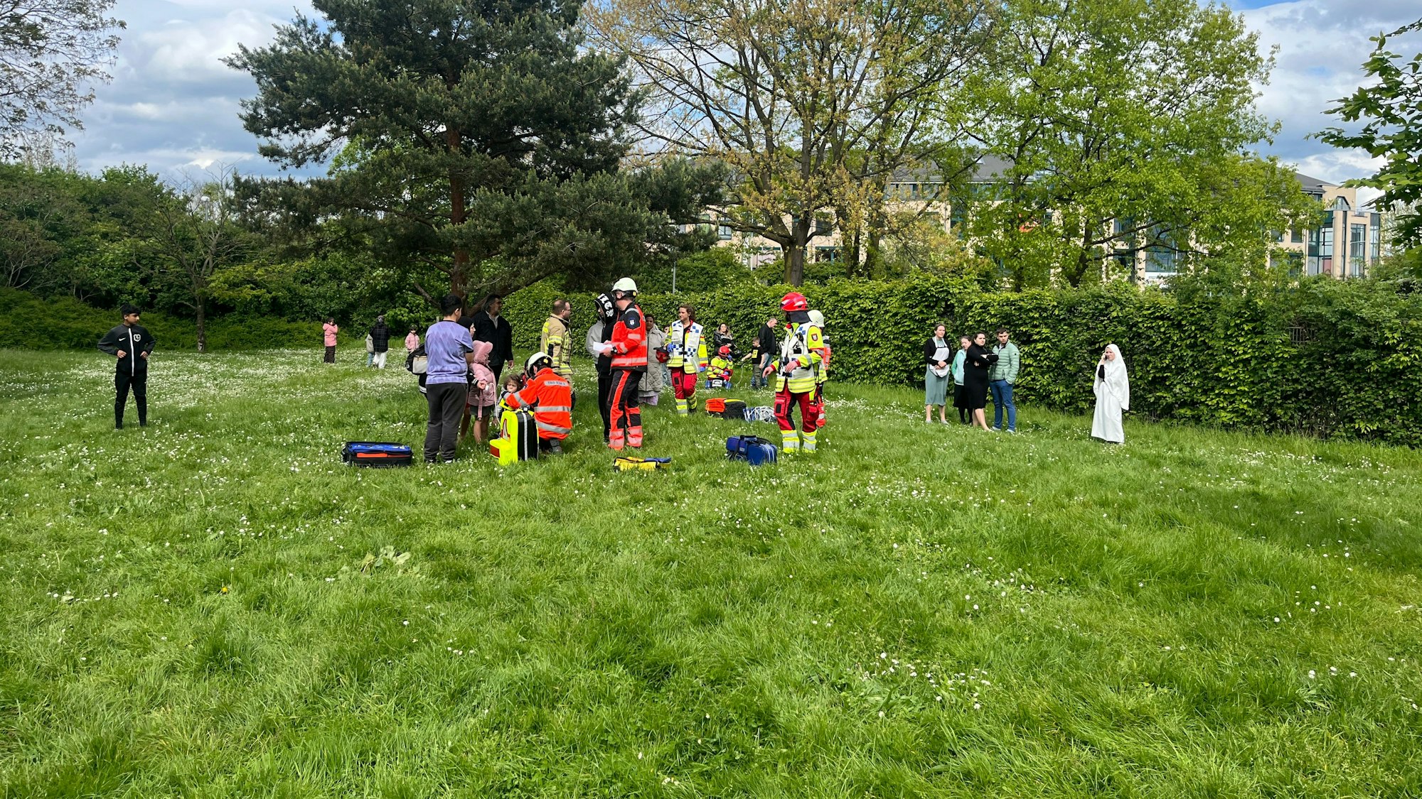 Rettungsdienstmitarbeiter und eine Notärztin sichteten die 17 Bewohner, verletzt wurde aber niemand.