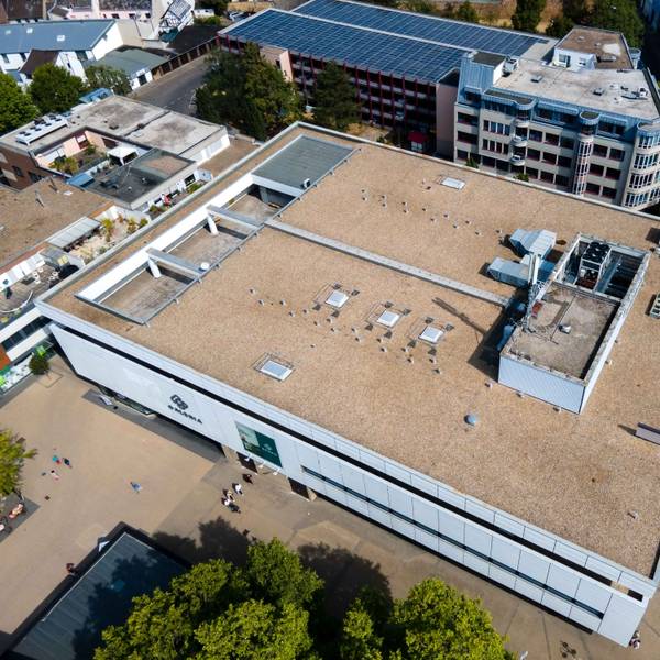 Das Bild zeigt den Kaufhof aus der Luft.