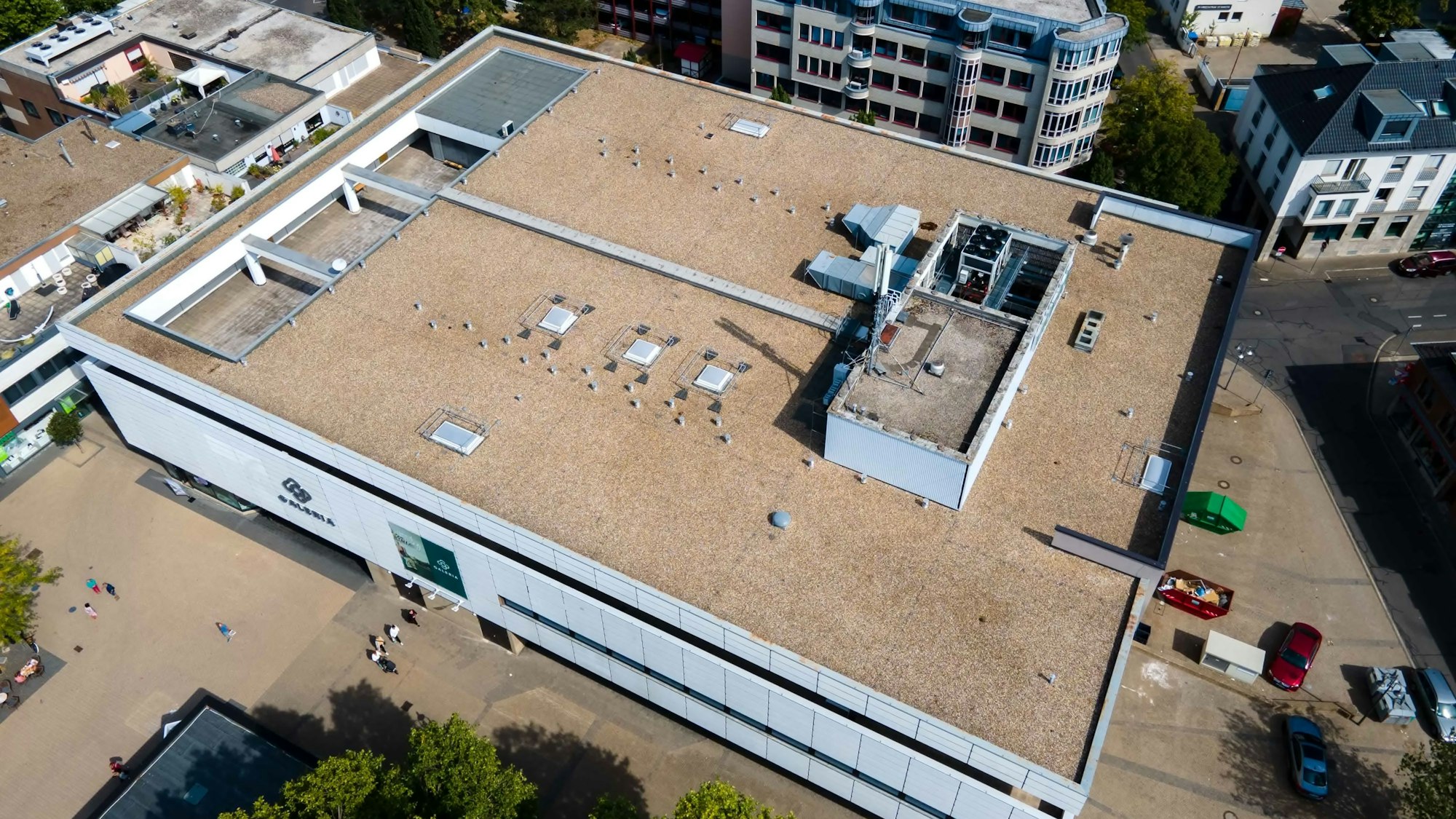 Das Bild zeigt den Kaufhof aus der Luft.