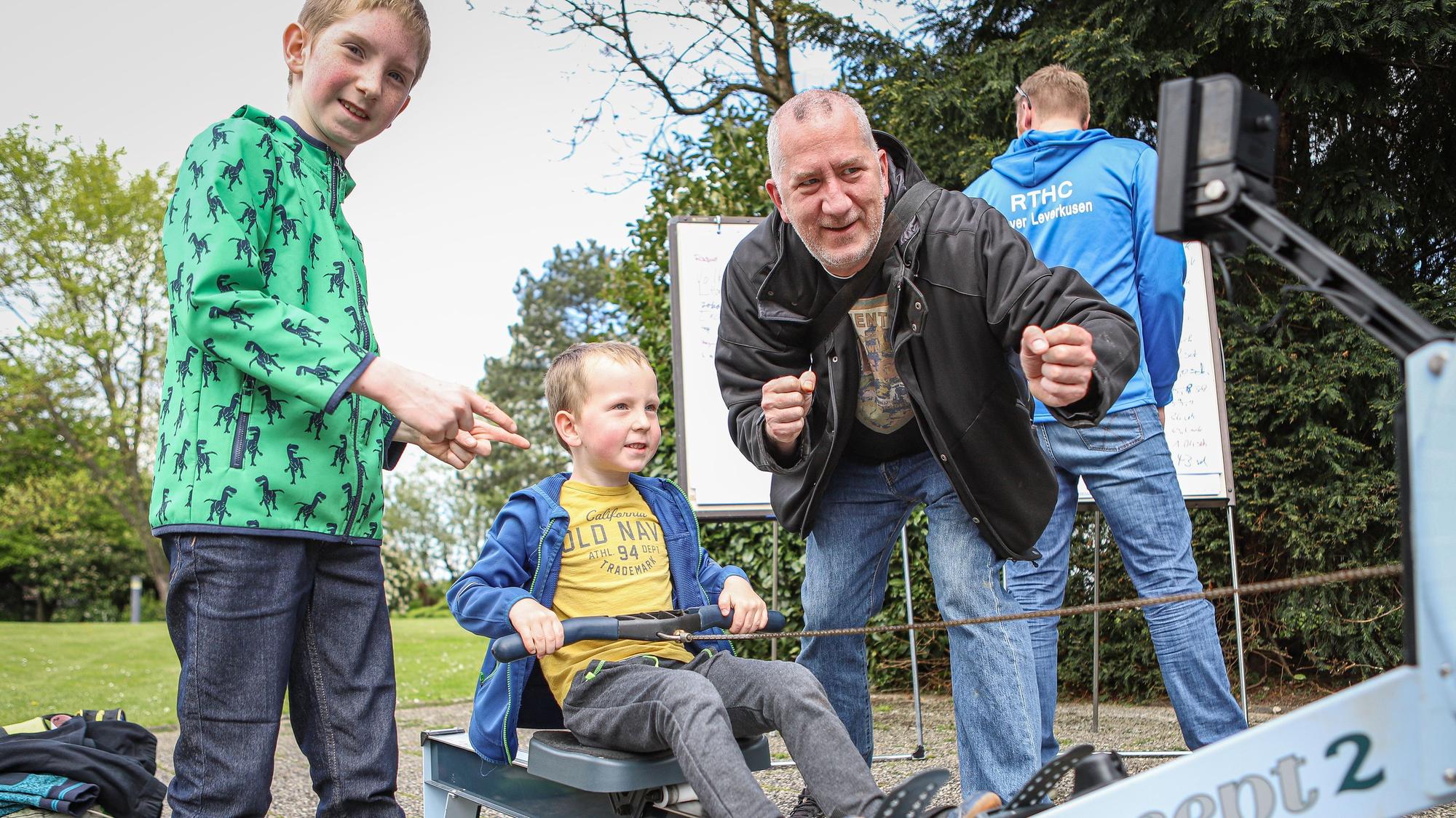 Anfeuern beim Ruderwettbewerb. Beim „Trockenrudern“ mussten die jungen Besucher 200 Meter erreichen.