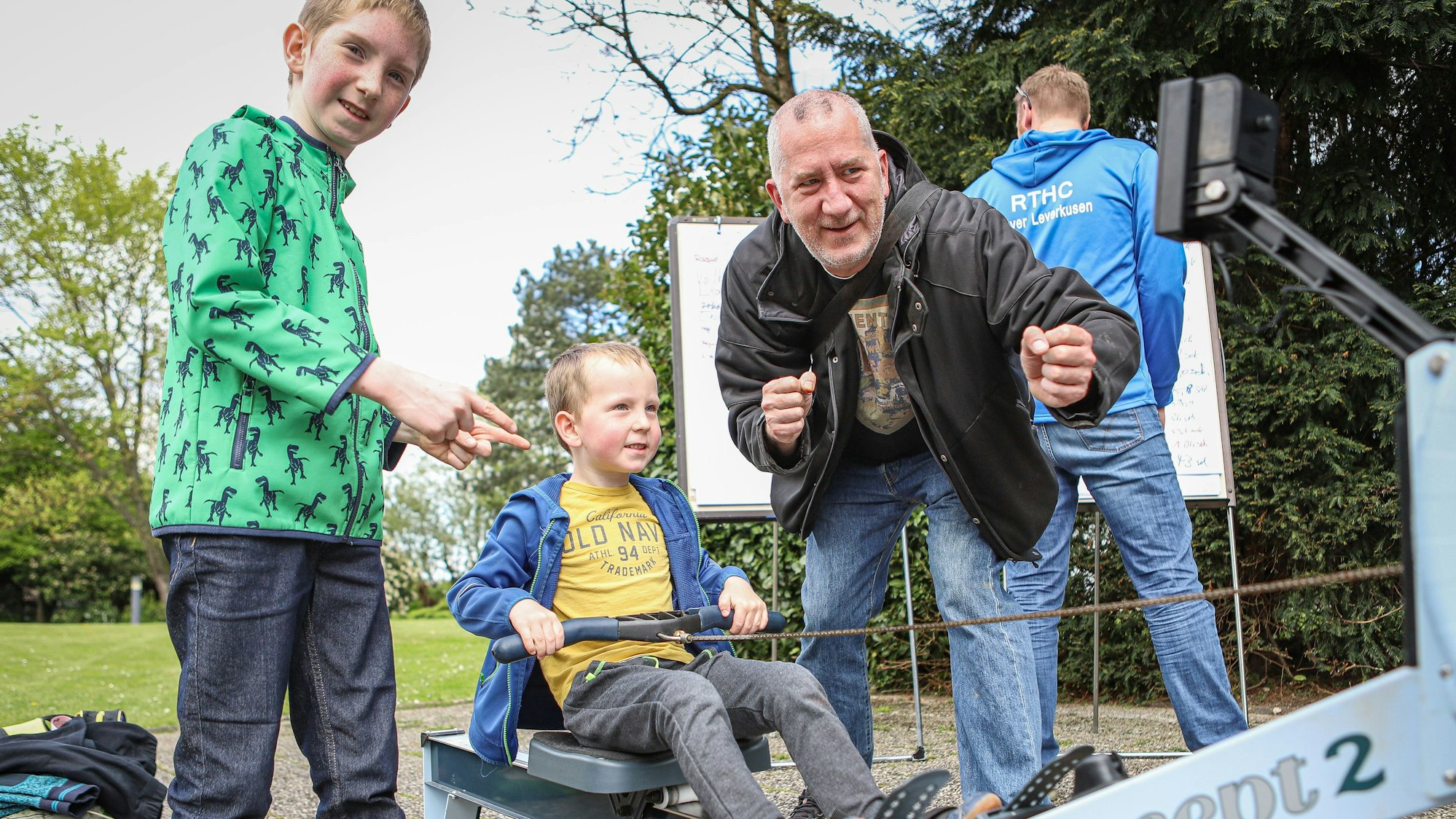 Anfeuern beim Ruderwettbewerb. Beim „Trockenrudern“ mussten die jungen Besucher 200 Meter erreichen.