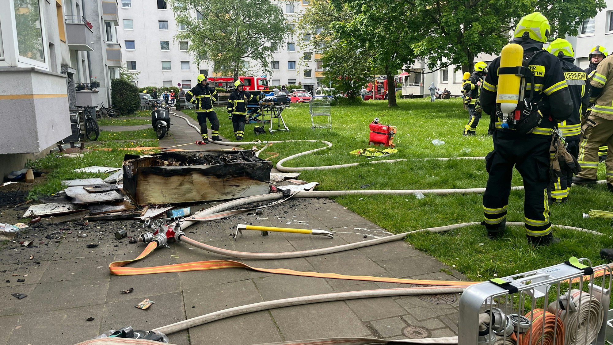 Die Einsatzkräfte warfen die verbrannten Küchenmöbel aus dem ersten Obergeschoss ins Freie.