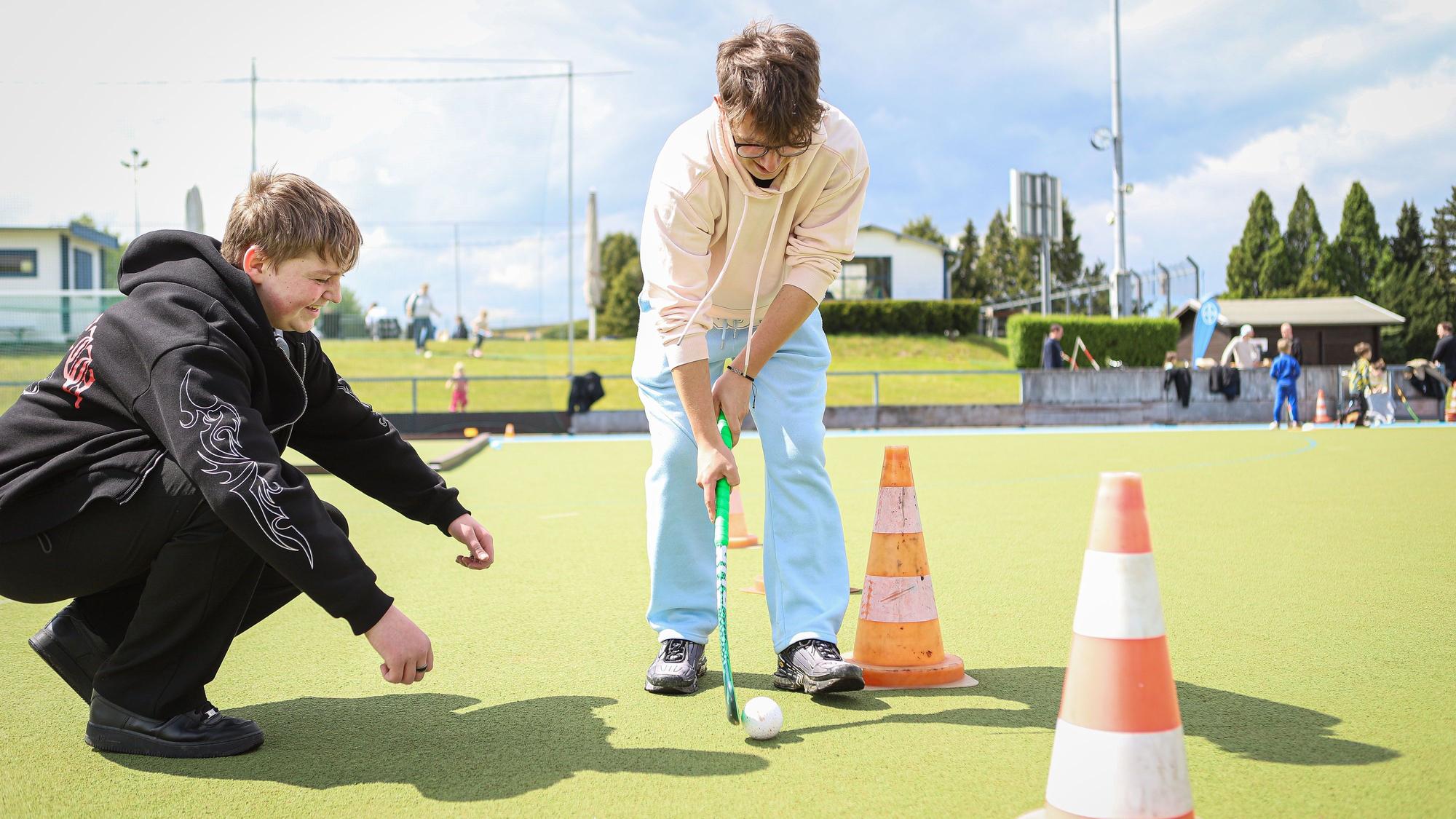 Hockey-Slalom durch die Hütchen: Junge Hockeyspieler erklärten potenziellen neuen Teamkameraden ihr Hobby.