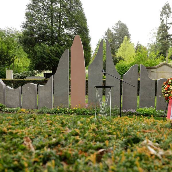 Einweihung des Corona Denkmals auf dem Kölner Westfriedhof. Das Denkmal wurde von Schülern des Berufkollegs Ulrepforte gestaltet und angefertigt.