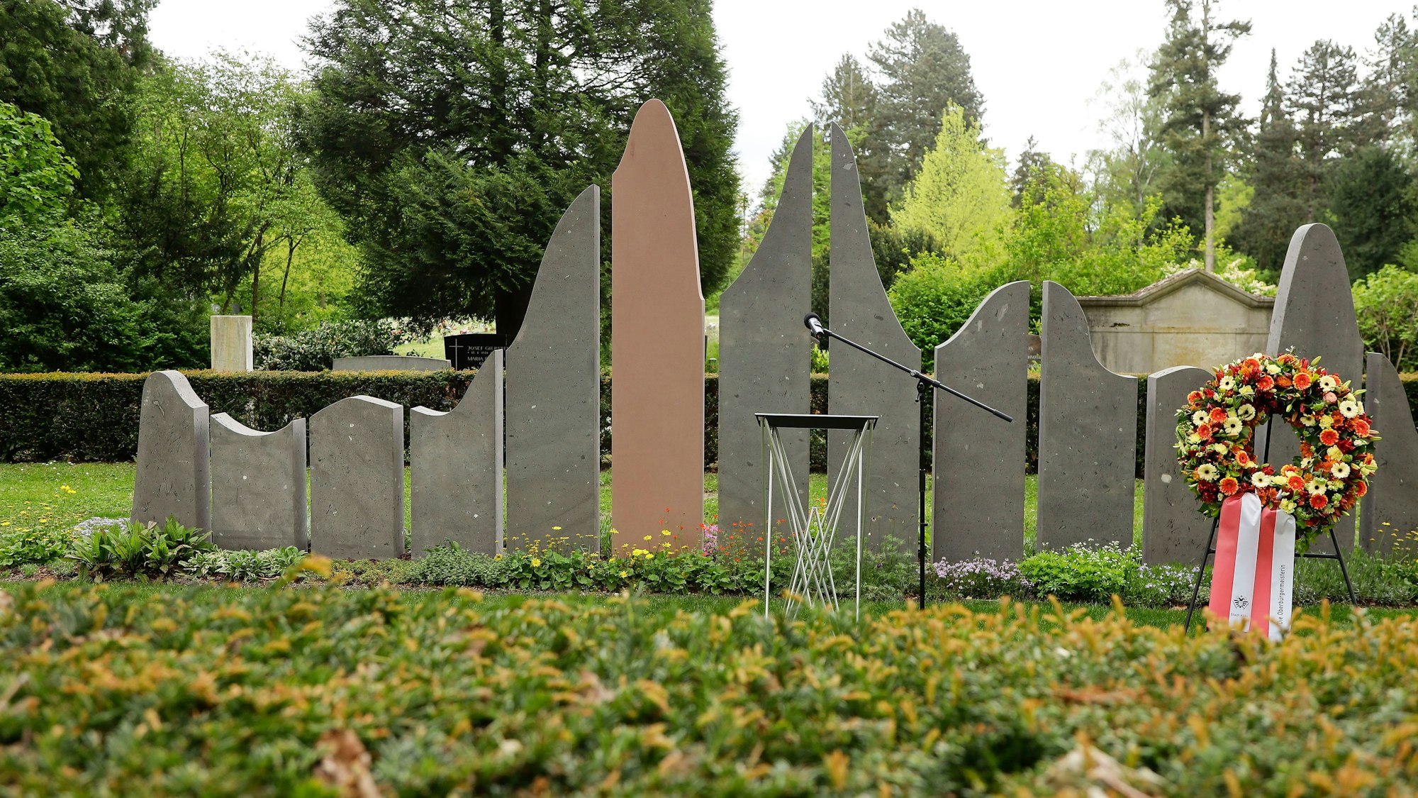 Einweihung des Corona Denkmals auf dem Kölner Westfriedhof. Das Denkmal wurde von Schülern des Berufkollegs Ulrepforte gestaltet und angefertigt.