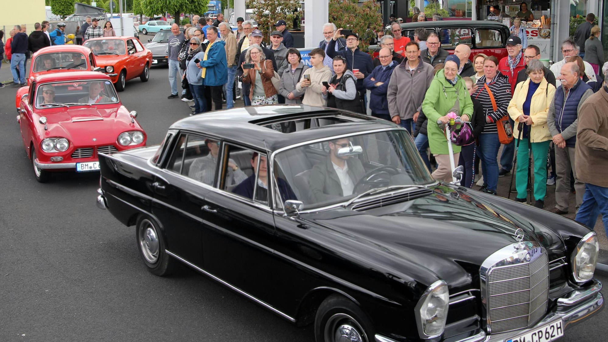 Rund 20 Oldies vom Sportwagen bis zur Luxuslimousine machten bei der Kulttour-Rundfahrt durch alle Bergheimer Stadtteile mit.