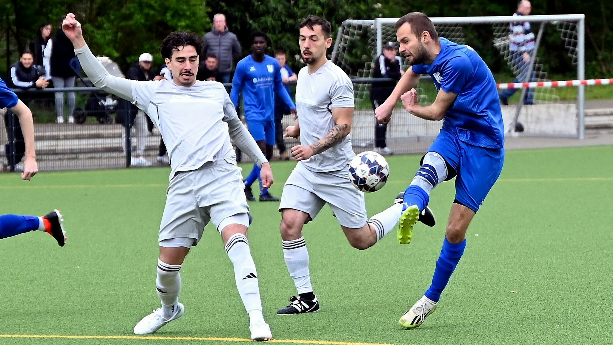 28.04.2024, Fussball-Schwarz Weißß KJöln-Bergfried Leverkusen
Schuss von Rene Rekus (Leverkusen)
Foto: Uli Herhaus