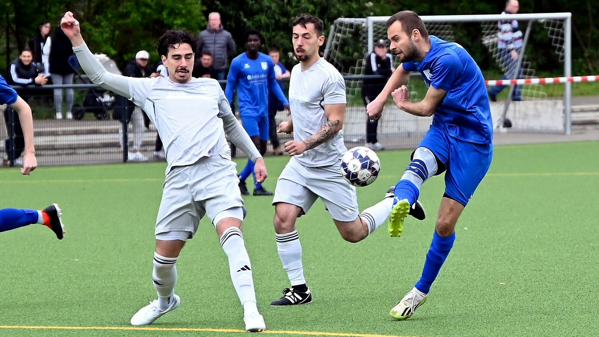 28.04.2024, Fussball-Schwarz Weißß KJöln-Bergfried Leverkusen
Schuss von Rene Rekus (Leverkusen)
Foto: Uli Herhaus