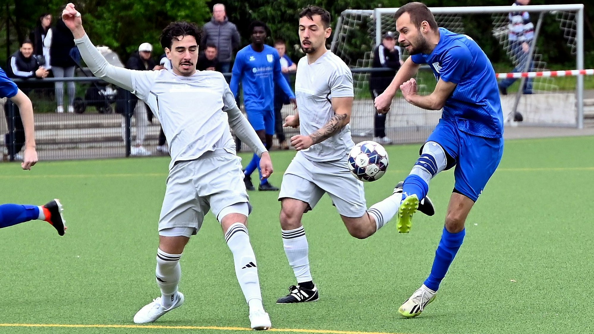 28.04.2024, Fussball-Schwarz Weißß KJöln-Bergfried Leverkusen
Schuss von Rene Rekus (Leverkusen)
Foto: Uli Herhaus