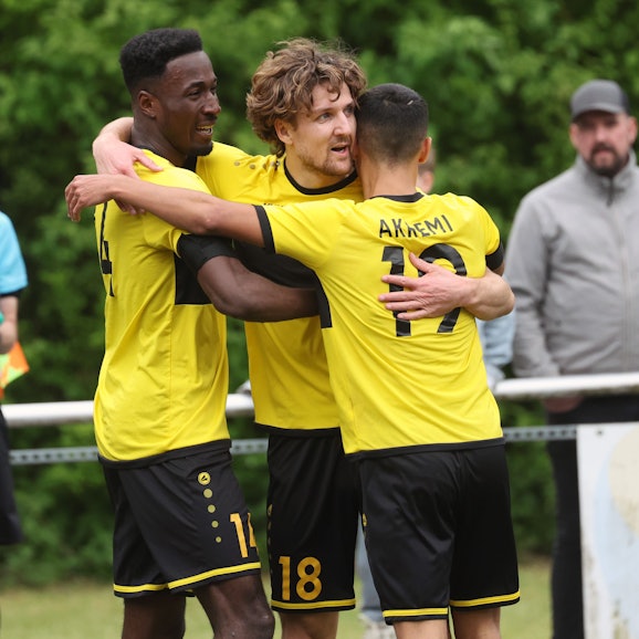 Die Mitspieler umarmen den Torschützen Enzo Wirtz.