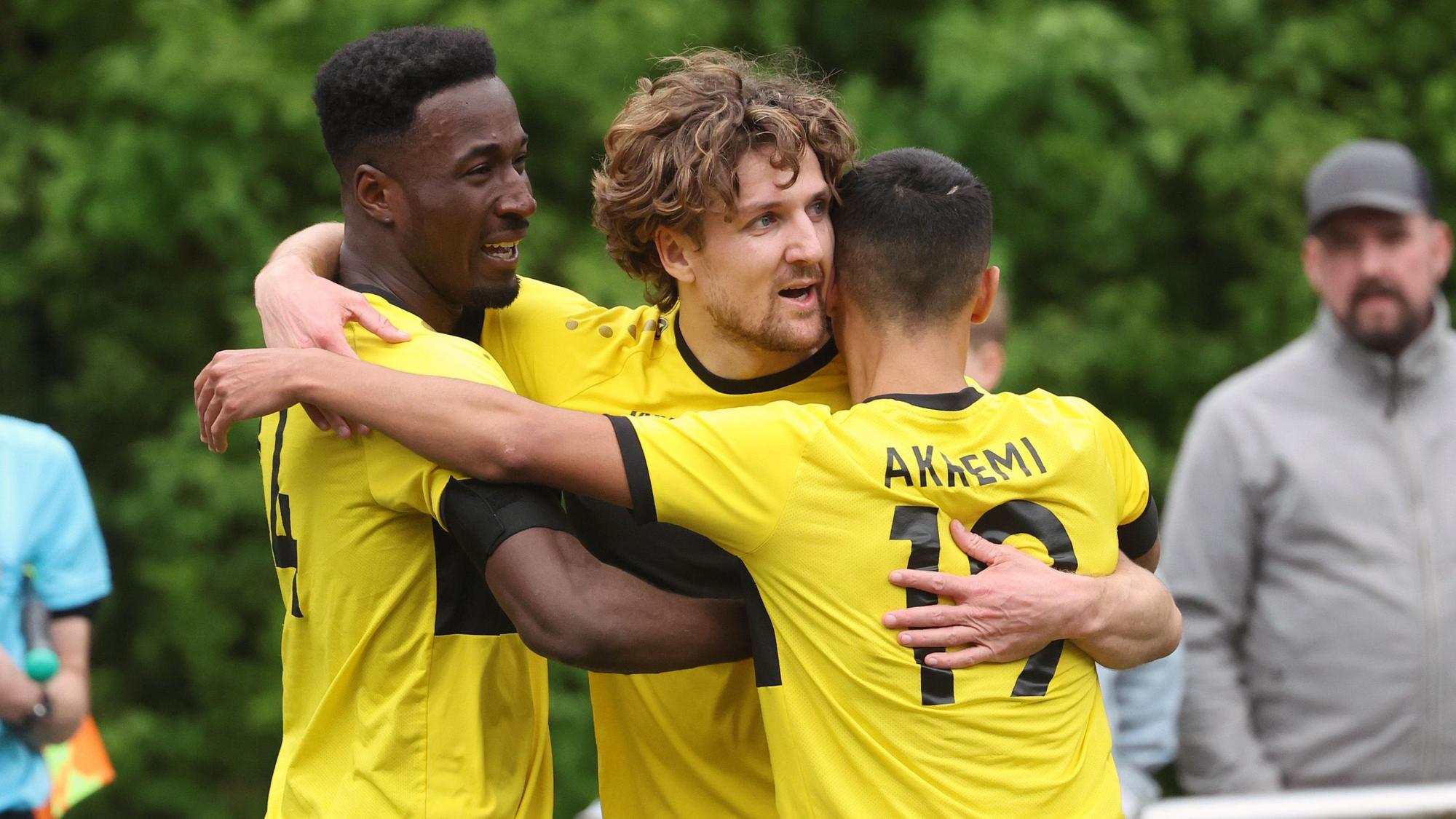 Die Mitspieler umarmen den Torschützen Enzo Wirtz.