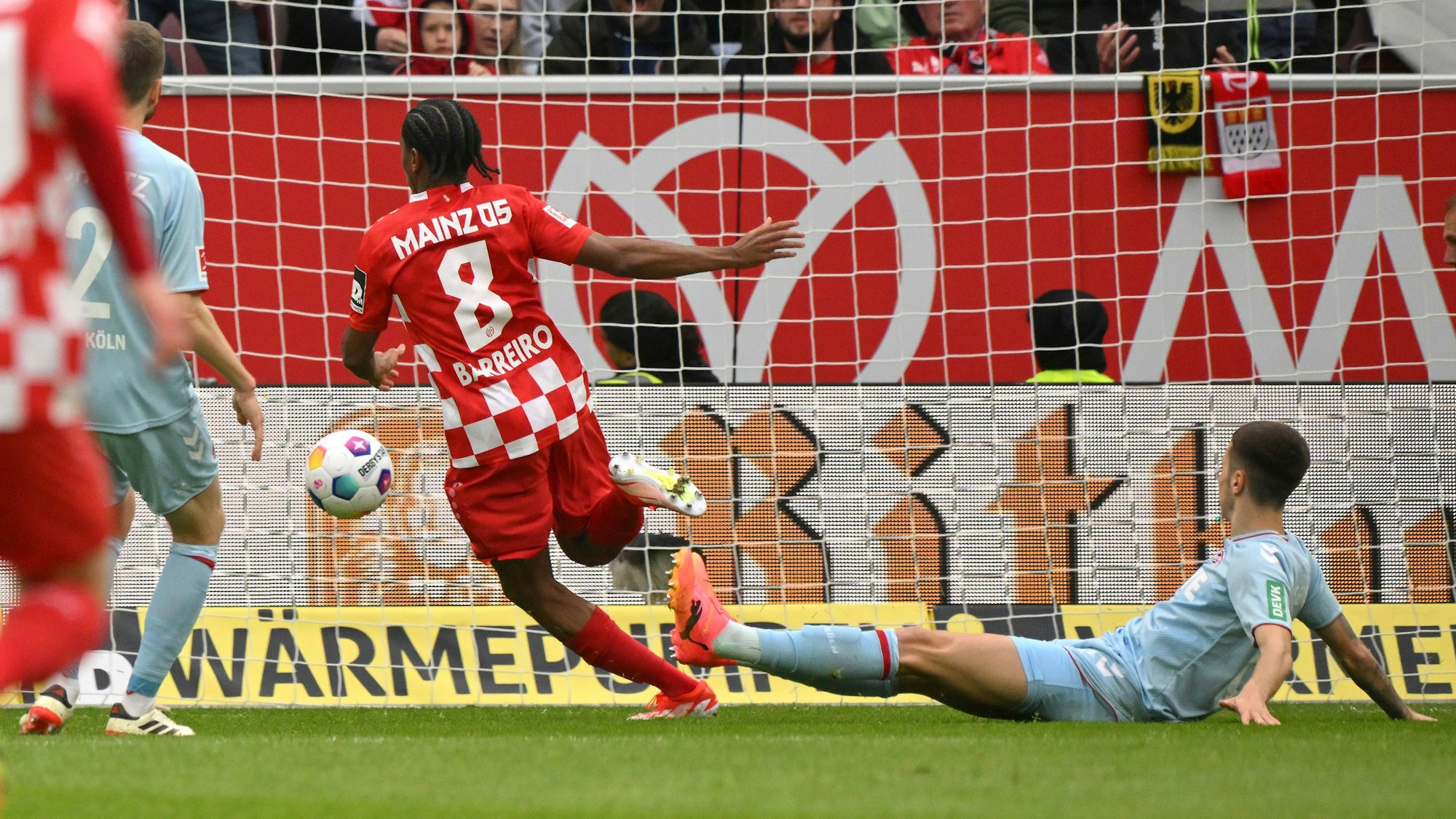 Der Mainzer Leandro Barreiro (M) erzielt den Treffer zum 1:0 gegen Kölns Eric Martel (r).