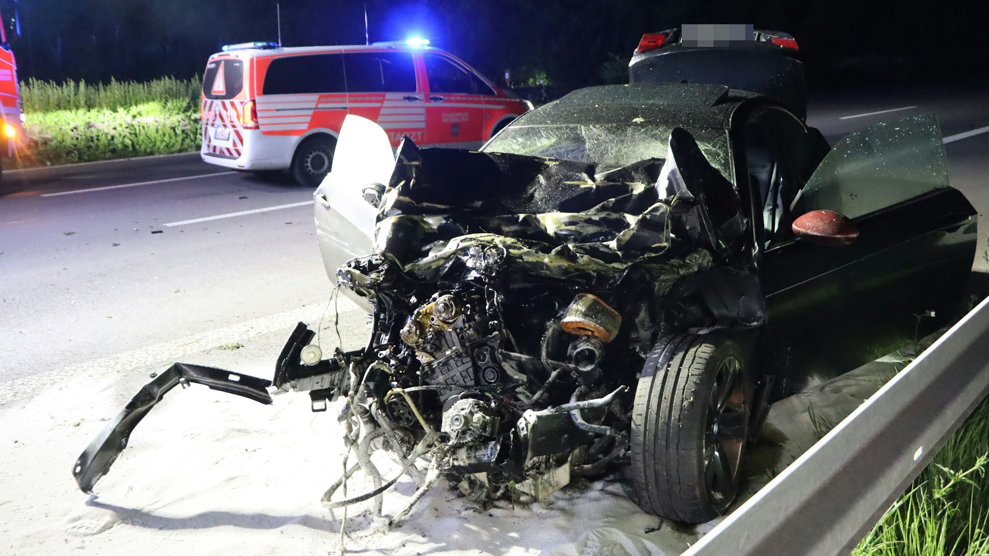 28.04.2024-Zwei Fahrzeuge sind bei dem schweren Unfall völlig zerstört worden. Die A555 musste in Richtung Bonn komplett gesperrt werden.