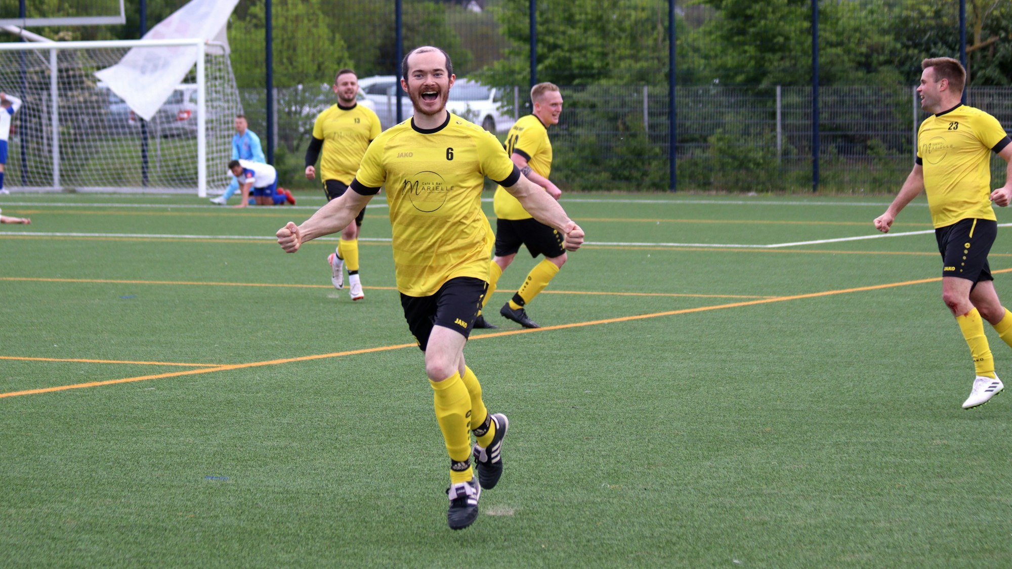 Fabian Dederichs läuft jubend Richtung Ersatzbank der Roitzheimer.