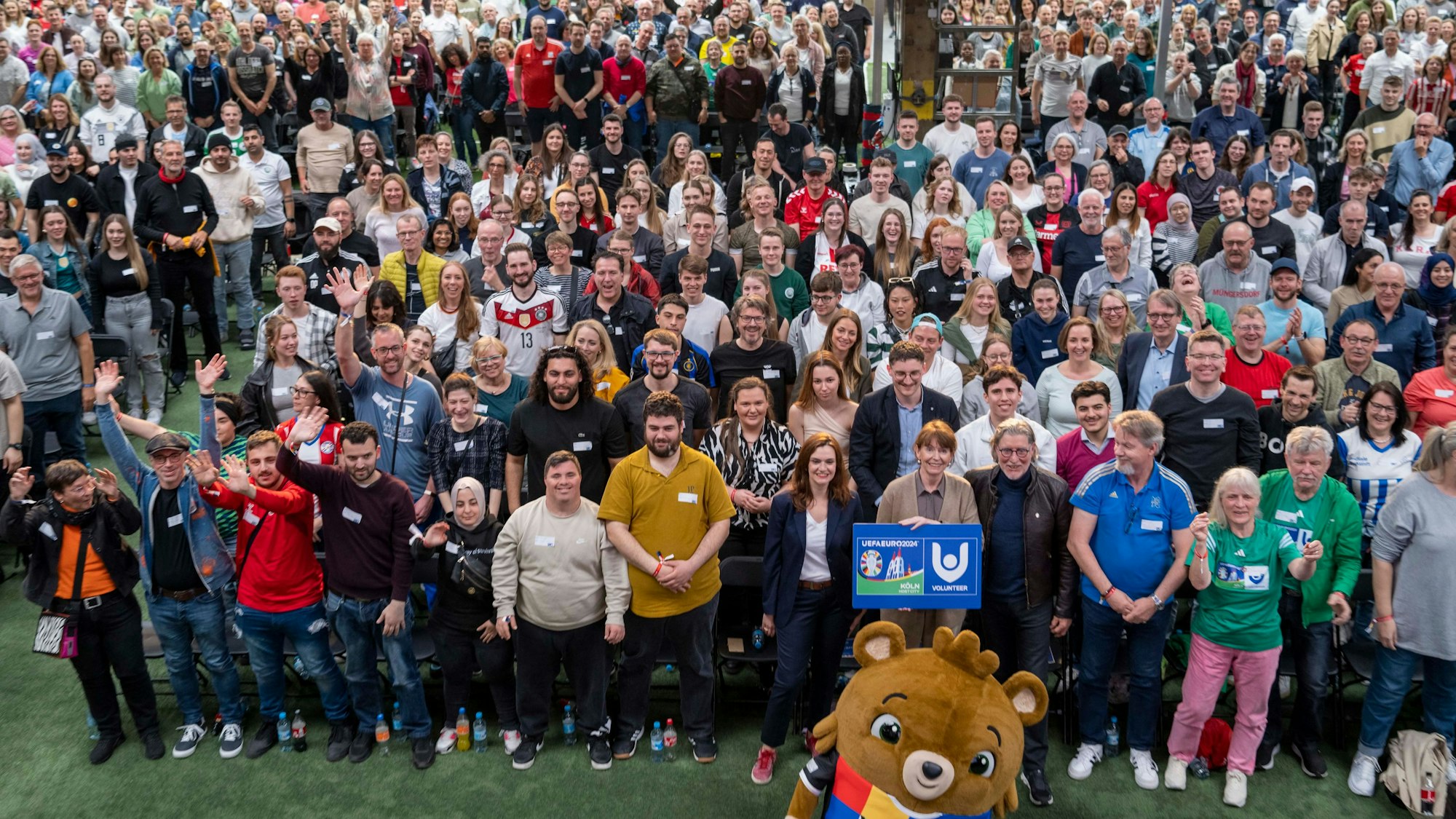 27.04.2024, Köln: Oberbürgermeisterin Henriette Reker trifft rund 1100 EM-Volunteers. Die Freiwilligen bereiten sich gemeinsam auf UEFA EURO 2024 in Köln vor.
Foto: Uwe Weiser