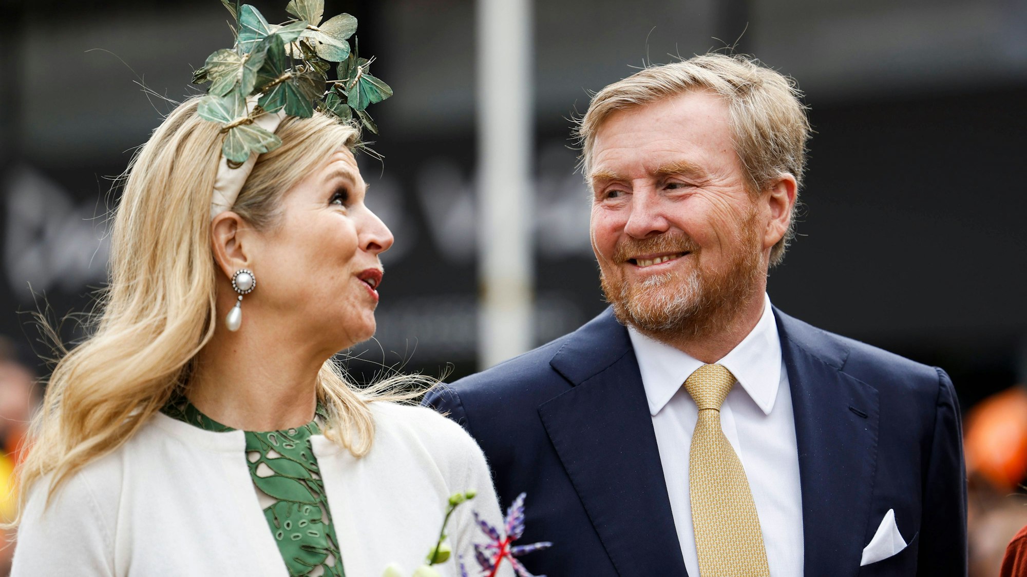 Königin Máxima und König Willem-Alexander scherzen am Königstag.