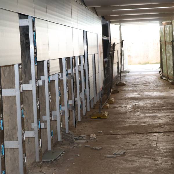 Kein schöner Anblick. Wieder sind im Tunnel am Bahnhof in Wesseling Platten der neuen Wandverkleidung von den Halterungen geschlagen worden oder gefallen. Zerbrochen liegen sie jetzt auf dem blanken Betonboden.