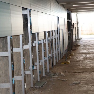 Kein schöner Anblick. Wieder sind im Tunnel am Bahnhof in Wesseling Platten der neuen Wandverkleidung von den Halterungen geschlagen worden oder gefallen. Zerbrochen liegen sie jetzt auf dem blanken Betonboden.