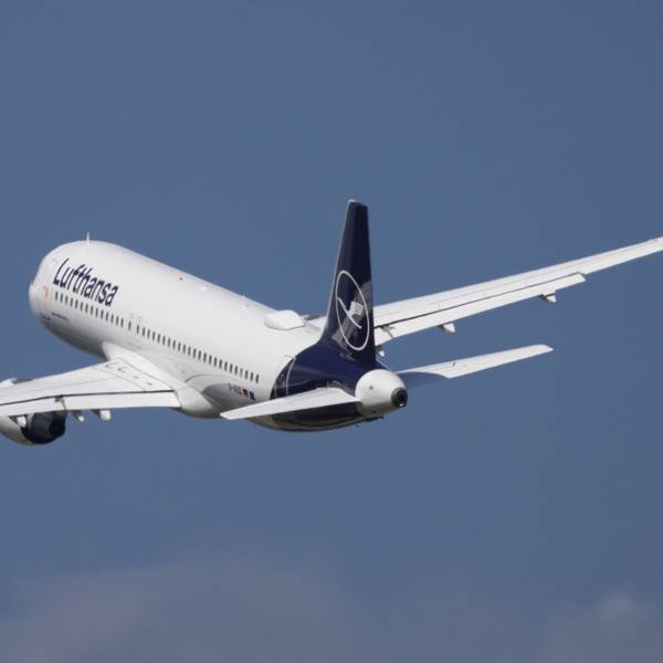Ein Flugzeug der Lufthansa (hier ein Symbolfoto) musste nach einem Zwischenfall über dem Atlantik zum Flughafen Frankfurt zurückkehren.