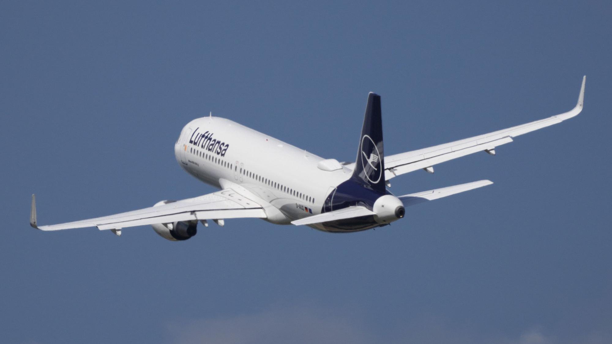 Ein Flugzeug der Lufthansa (hier ein Symbolfoto) musste nach einem Zwischenfall über dem Atlantik zum Flughafen Frankfurt zurückkehren.