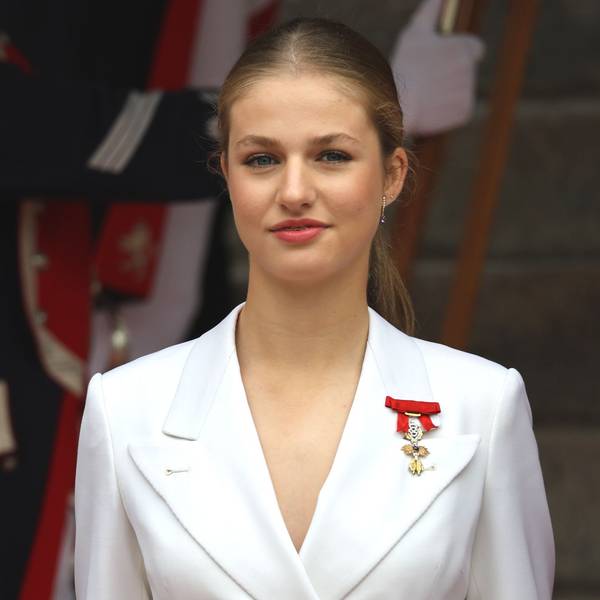 Kronprinzessin Leonor von Spanien steht während der Vereidigung auf die Verfassung vor den Cortes Generales im Abgeordnetenhaus.