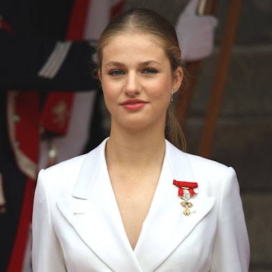 Kronprinzessin Leonor von Spanien steht während der Vereidigung auf die Verfassung vor den Cortes Generales im Abgeordnetenhaus.