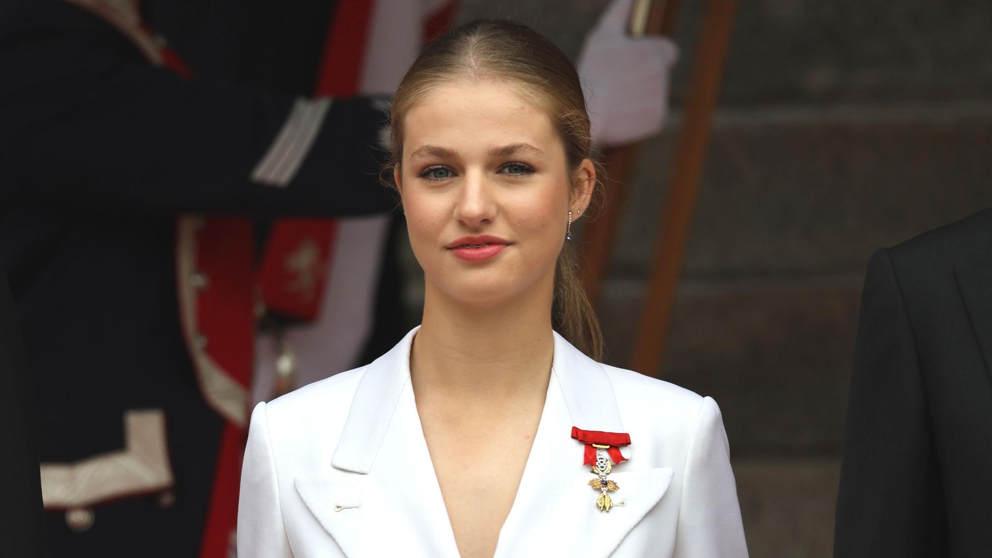 Kronprinzessin Leonor von Spanien steht während der Vereidigung auf die Verfassung vor den Cortes Generales im Abgeordnetenhaus.