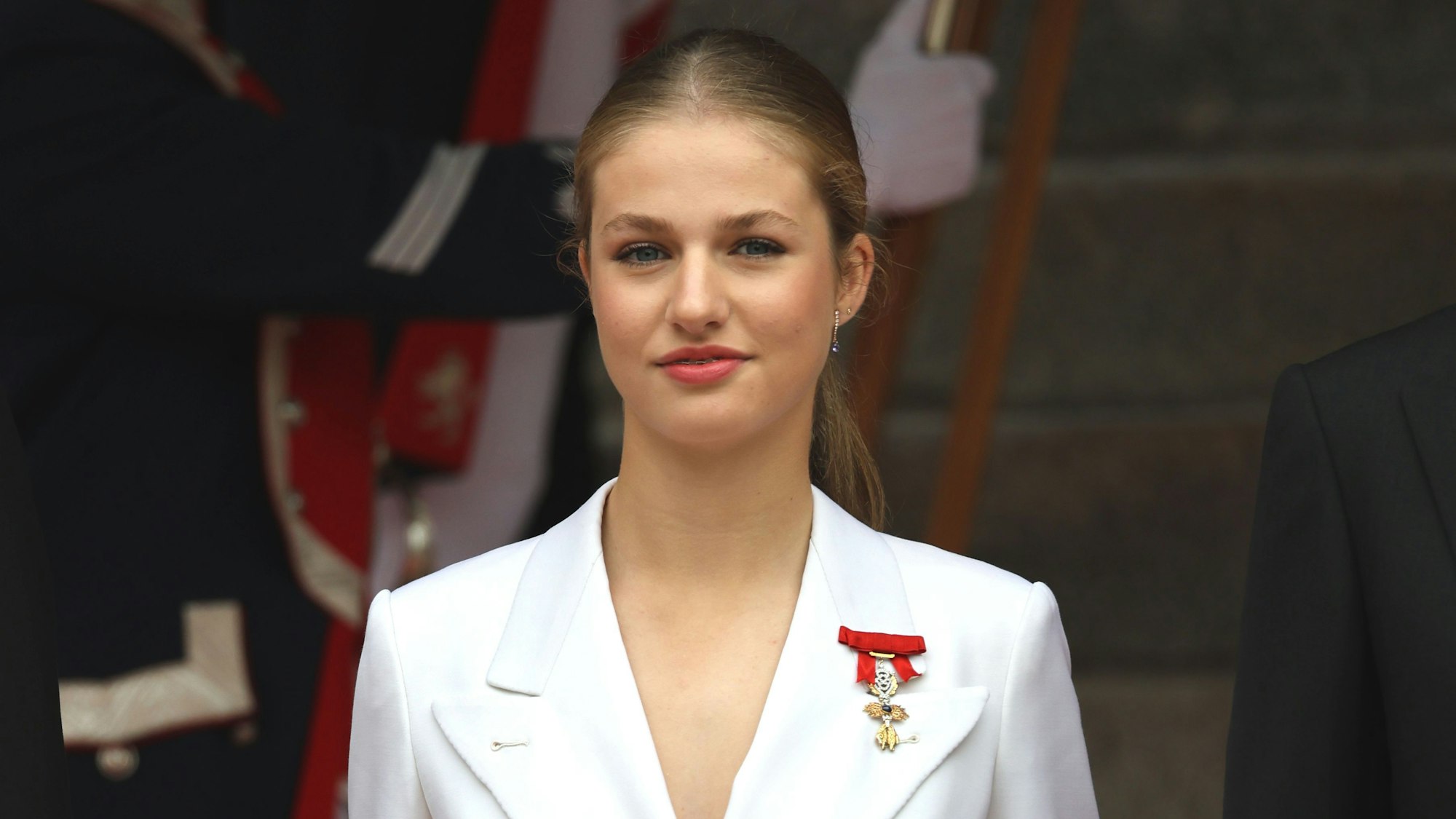 Kronprinzessin Leonor von Spanien steht während der Vereidigung auf die Verfassung vor den Cortes Generales im Abgeordnetenhaus.