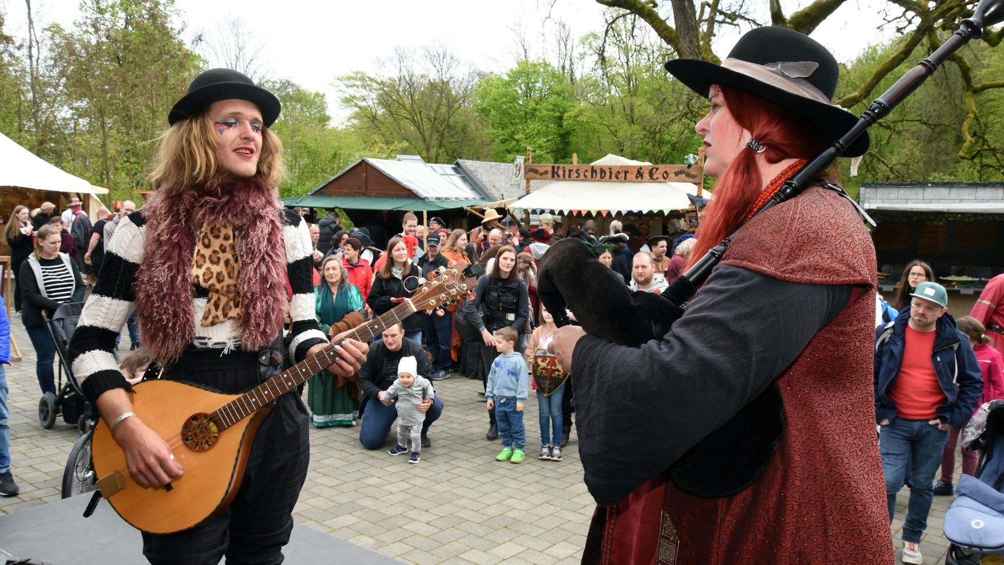 Buntes Treiben auf dem Mittelaltermarkt auf Schloss Homburg in Nümbrecht.