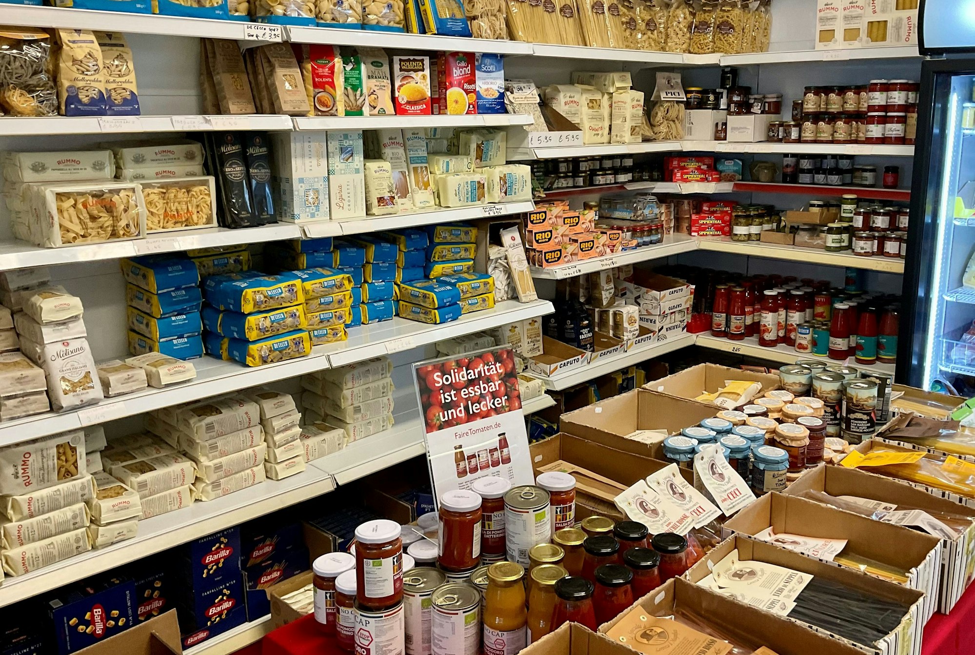 Innenraum des Feinkostgeschäfts für italienische und sardische Delikatessen im Weyertal