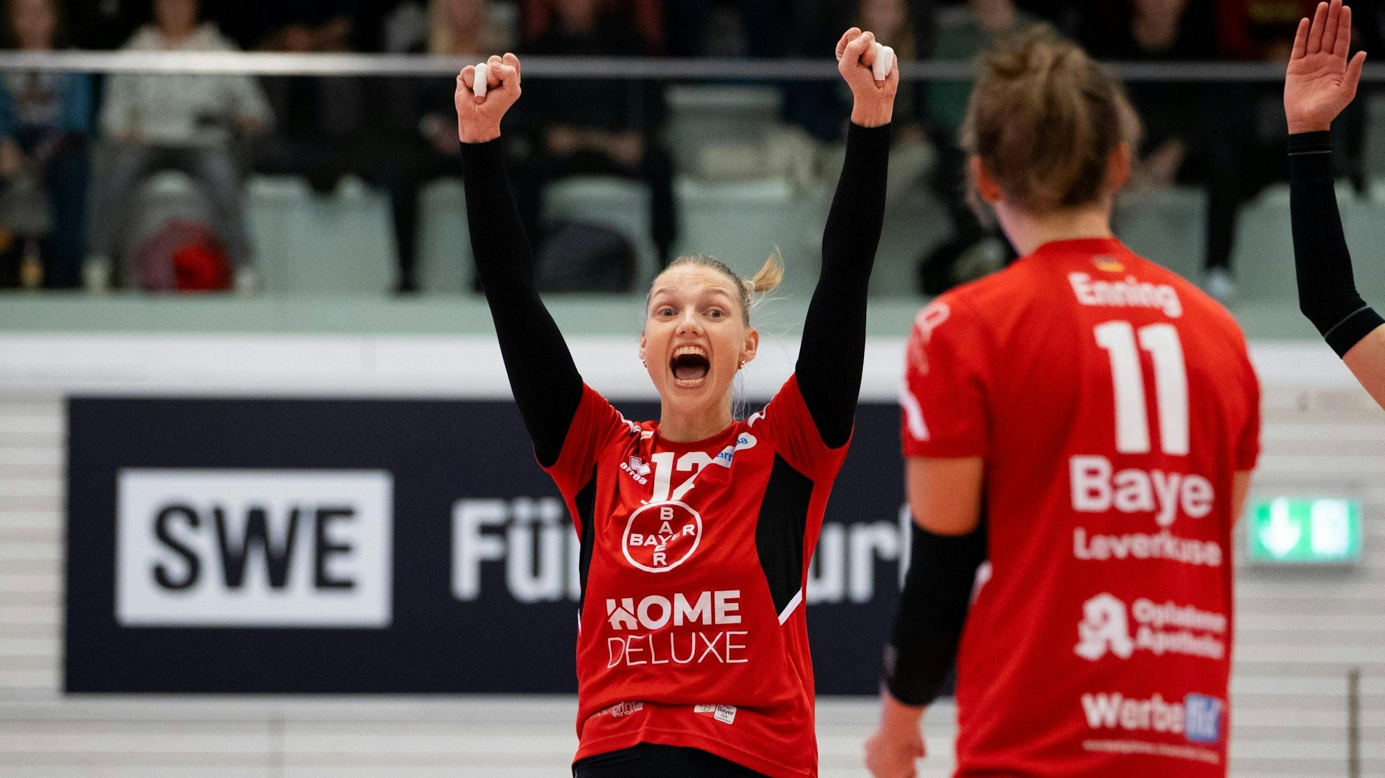 2. Bundesliga Frauen Pro: Schwarz-Weiss Erfurt vs. TSV Bayer 04 Leverkusen Erfurt 18.11.2023 Jubel, Laurine Vinkesteijn 12 TSV Bayer 04 Leverkusen Bildmitte und Svenja Enning 11 TSV Bayer 04 Leverkusen rechts 2. Bundesliga Frauen Pro: Schwarz-Weiss Erfurt vs. TSV Bayer 04 Leverkusen Riethsporthalle Erfurt 18.11.2023 *** 2 Bundesliga Women Pro Schwarz Weiss Erfurt vs TSV Bayer 04 Leverkusen Erfurt 18 11 2023 Cheering, Laurine Vinkesteijn 12 TSV Bayer 04 Leverkusen center and Svenja Enning 11 TSV Bayer 04 Leverkusen right 2 Bundesliga Women Pro Schwarz Weiss Erfurt vs TSV Bayer 04 Leverkusen Riethsporthalle Erfurt 18 11 2023 Copyright: xBEAUTIFULxSPORTS/Duehringx