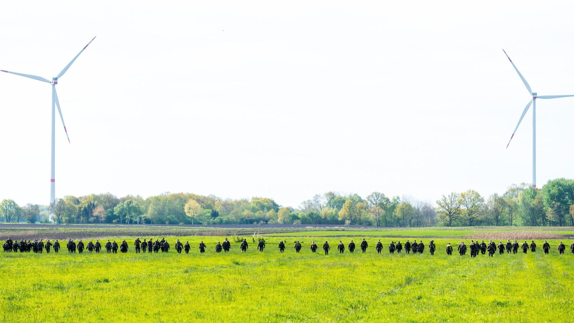 Bundeswehrsoldaten suchen mit einer Menschenkette auf einem Feld nach einem vermissten Jungen. Der sechs Jahre alte Arian aus Elm wird weiter vermisst.