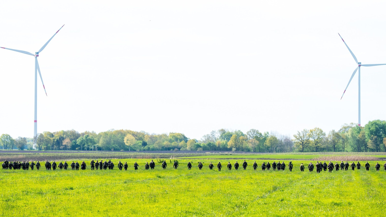 Bundeswehrsoldaten suchen mit einer Menschenkette auf einem Feld nach einem vermissten Jungen. Der sechs Jahre alte Arian aus Elm wird weiter vermisst.
