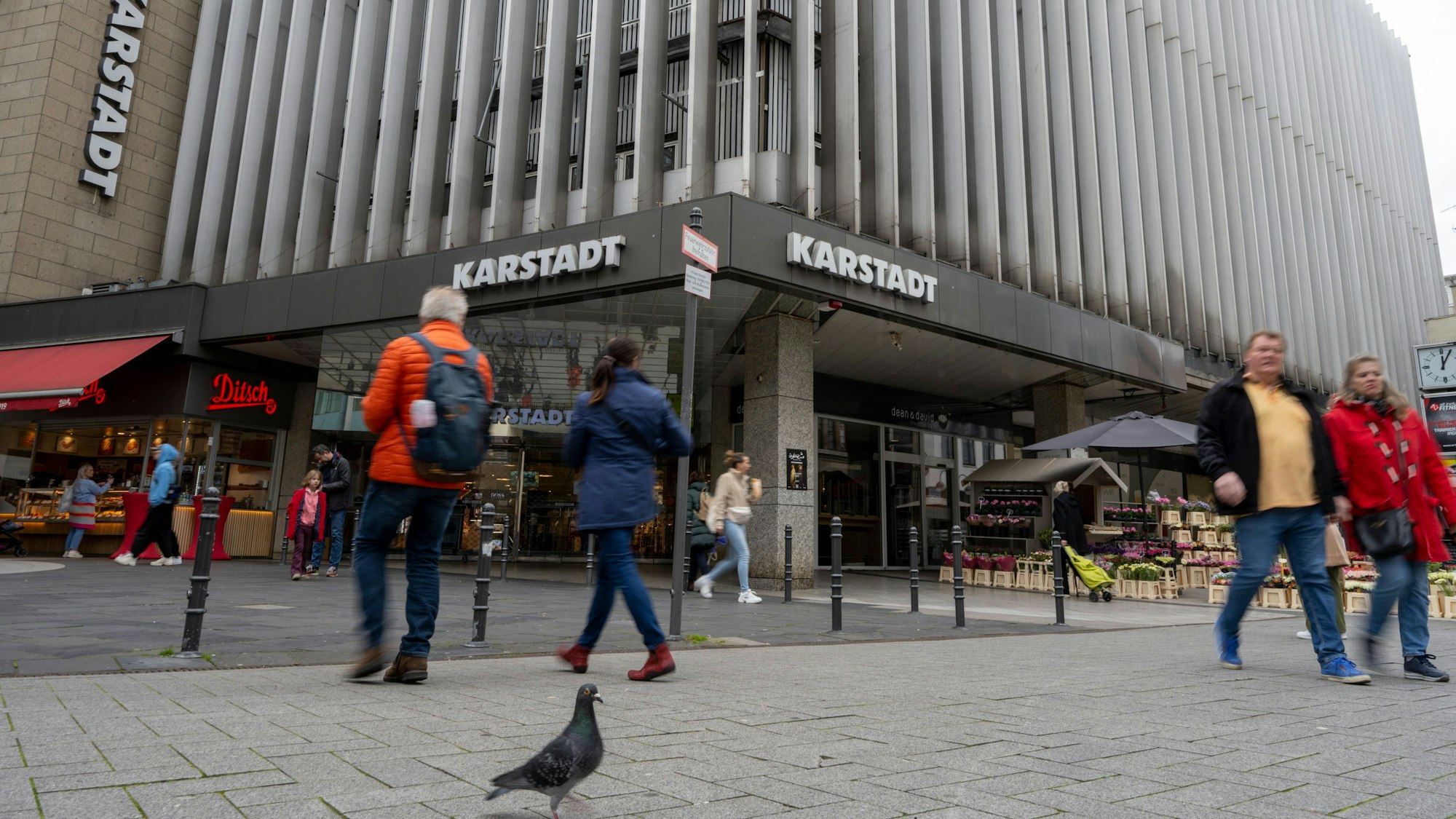 Das Warenhaus von Galeria Karstadt Kaufhof an der Breite Straße in der Innenstadt.