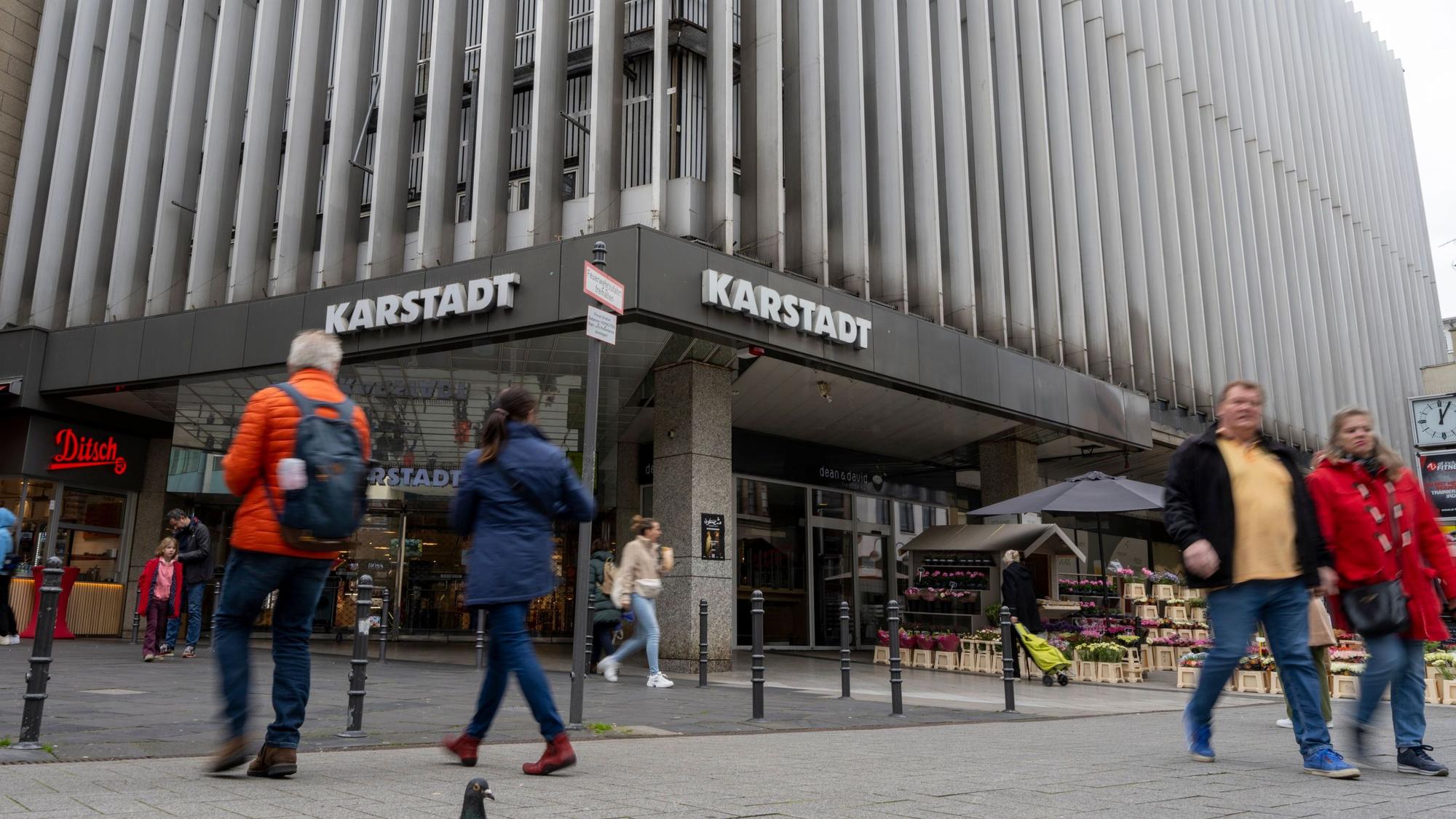 27.04.2024, Köln: Das Warenhaus von Galeria Karstadt an der Breite Straße in der Innenstadt. Das Unternehmen will sich im Zuge seiner Sanierung von Filialen mit zu hohen Mietkosten trennen. Die ehemalige Karstadt-Filiale in der Innenstadt soll dazu gehören.
Foto: Uwe Weiser