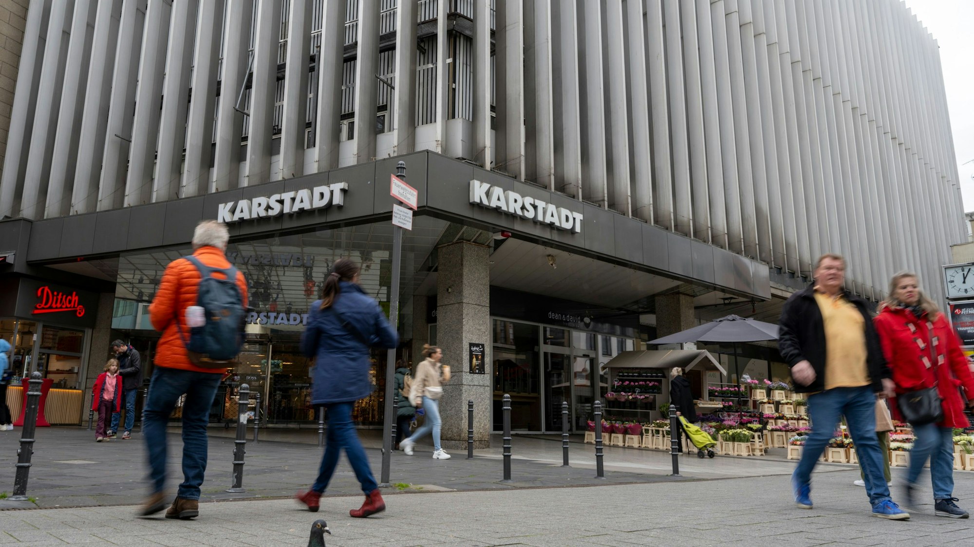 27.04.2024, Köln: Das Warenhaus von Galeria Karstadt an der Breite Straße in der Innenstadt. Das Unternehmen will sich im Zuge seiner Sanierung von Filialen mit zu hohen Mietkosten trennen. Die ehemalige Karstadt-Filiale in der Innenstadt soll dazu gehören.
Foto: Uwe Weiser