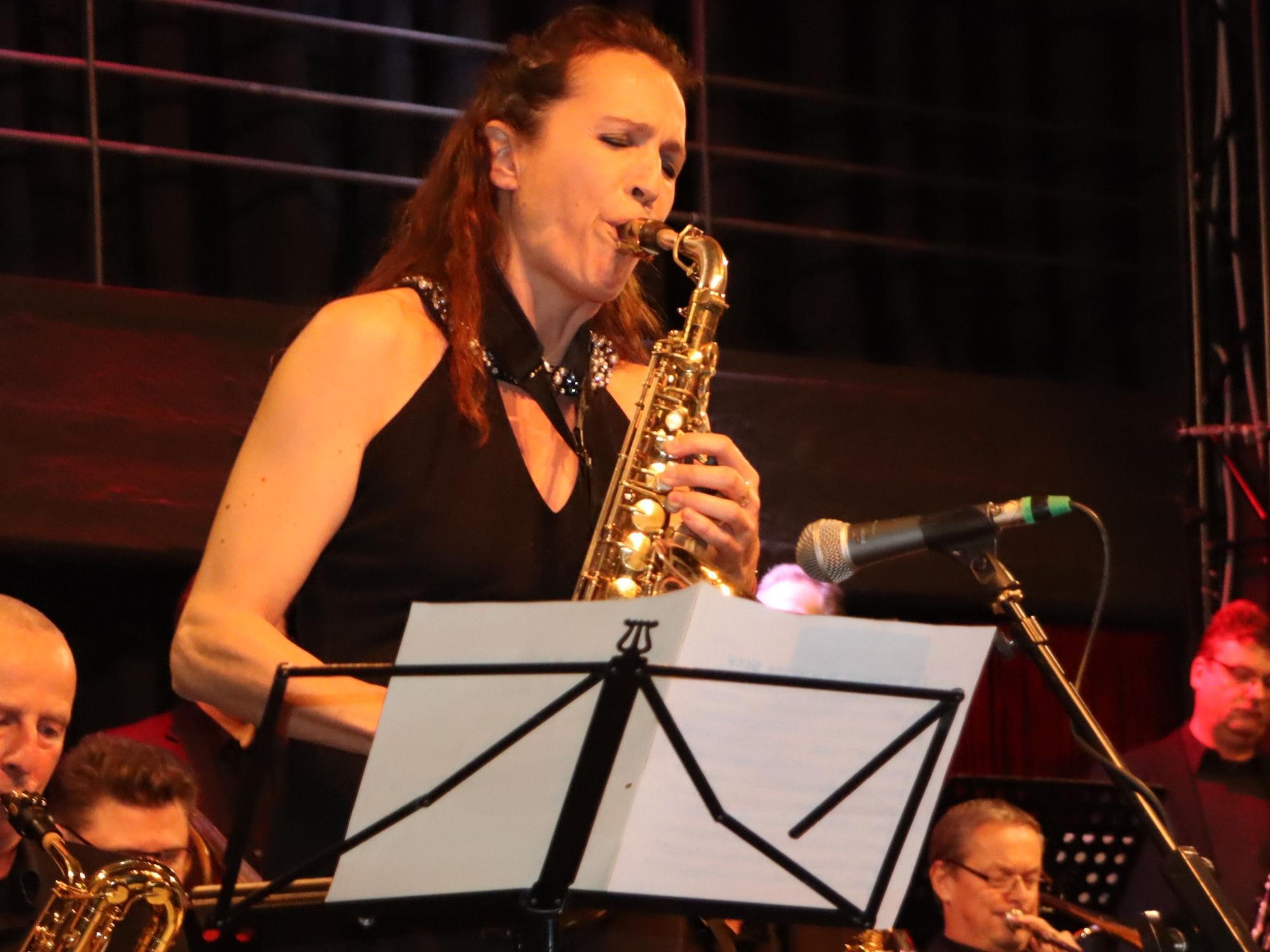 Das Bild zeigt eine Frau am Saxophon.