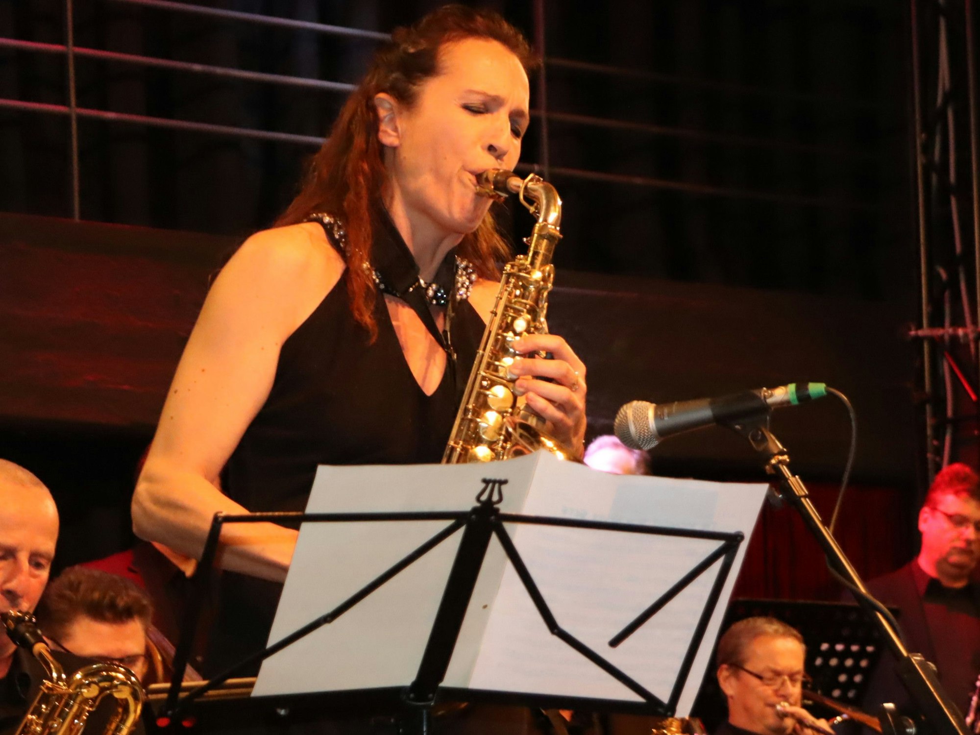 Das Bild zeigt eine Frau am Saxophon.