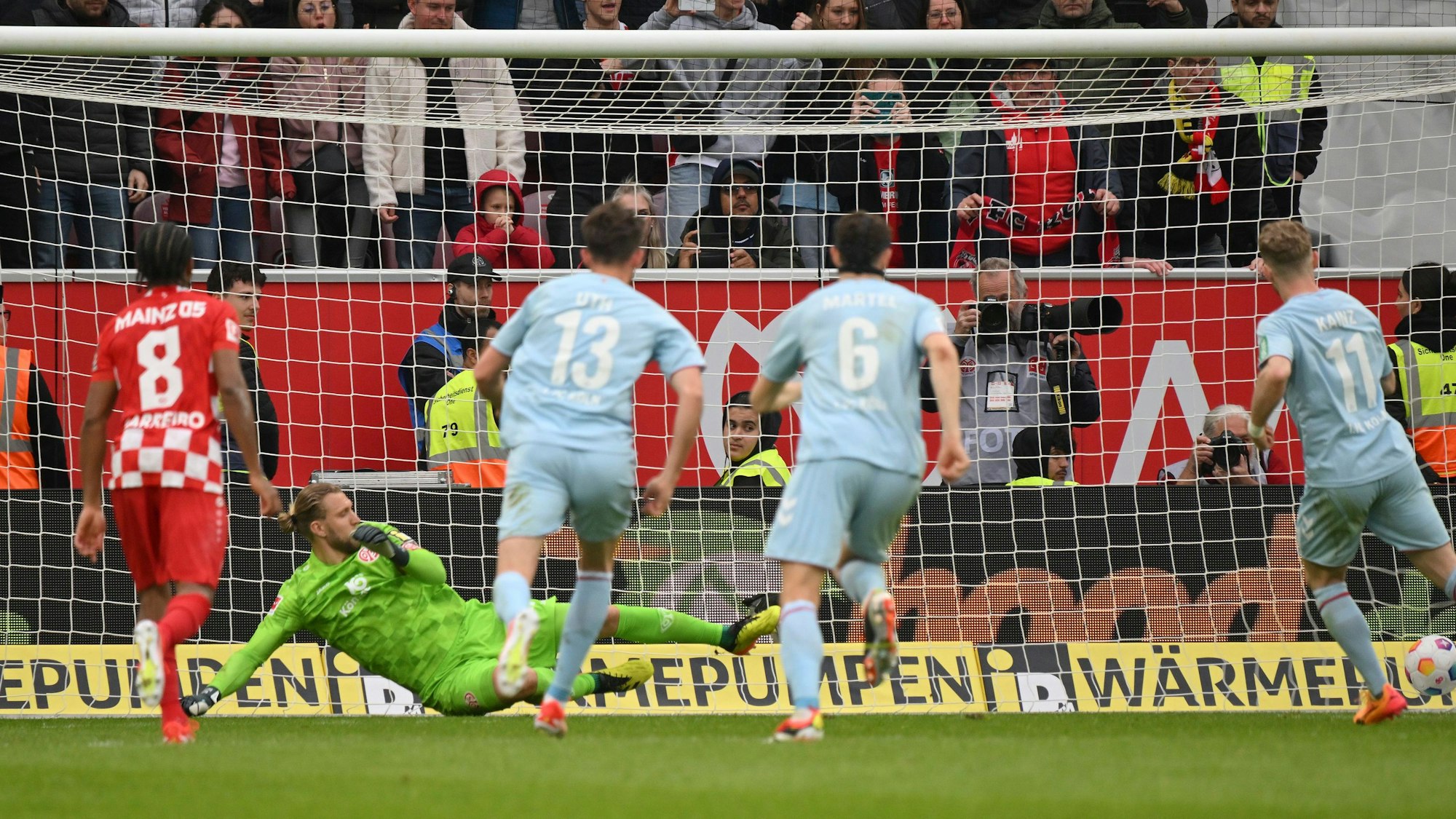 Kölns Florian Kainz (r) erzielt den überlebenswichtigen Elfmetertreffer zum 1:1 gegen Mainz.