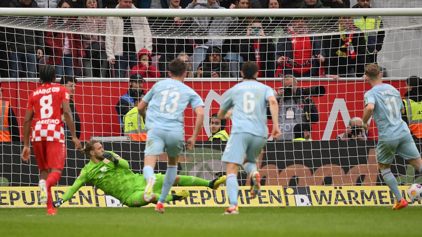 Kölns Florian Kainz (r) erzielt den überlebenswichtigen Elfmetertreffer zum 1:1 gegen Mainz.