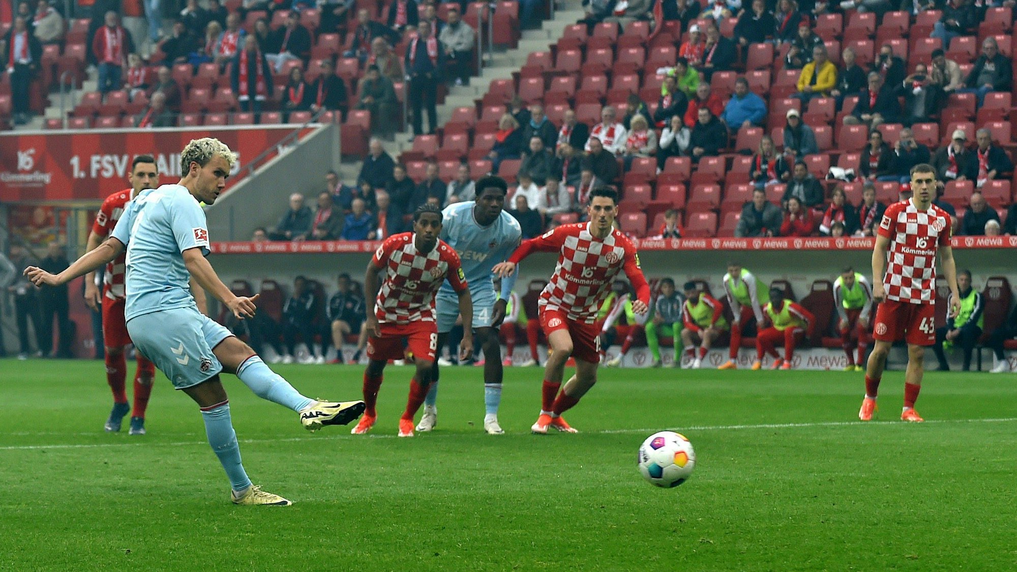 Luca Waldschmidt verschießt seinen Elfmeter gegen Mainz.