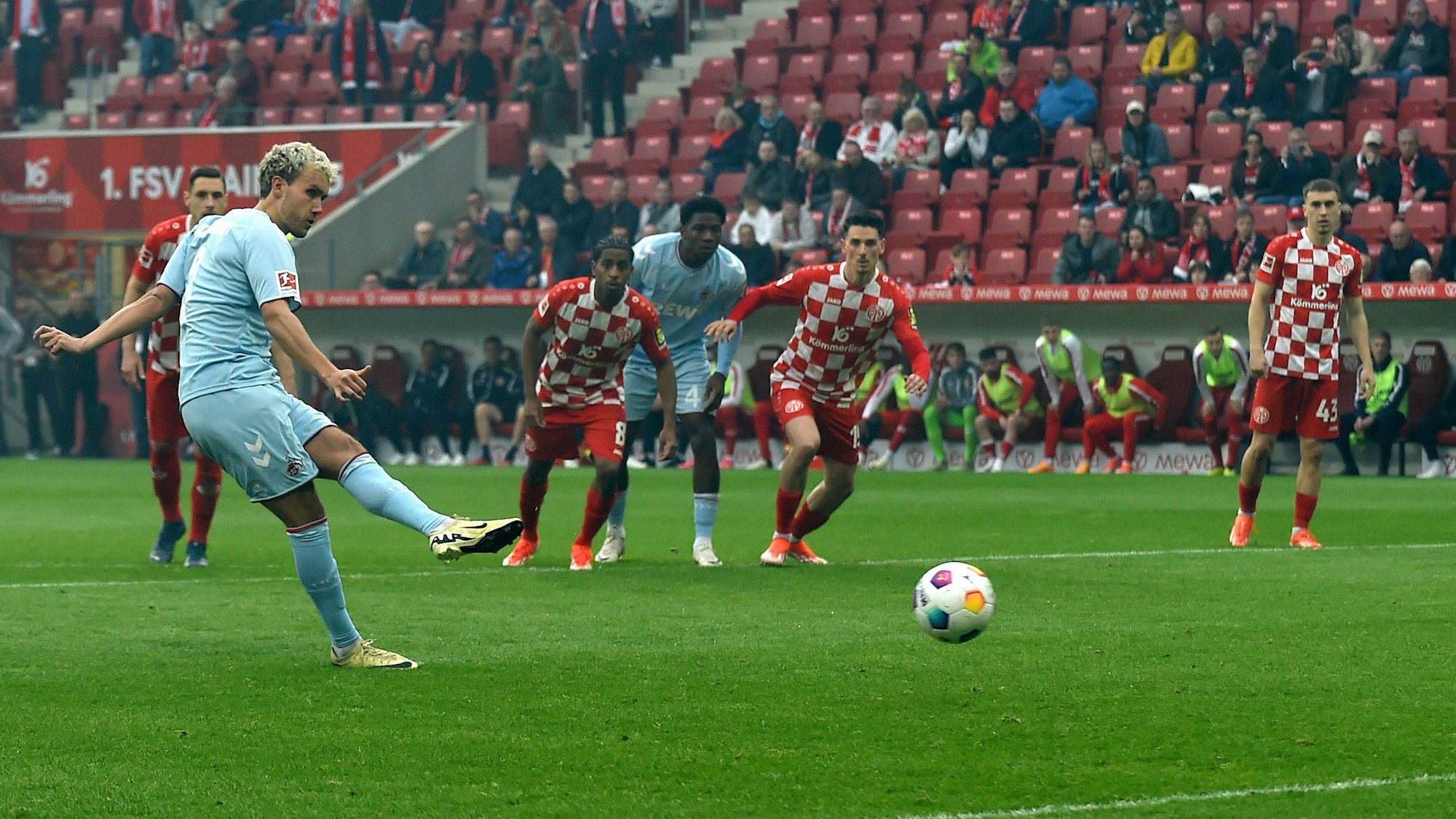 Setzte seinen Strafstoß neben das Mainzer Tor: Luca Waldschmidt