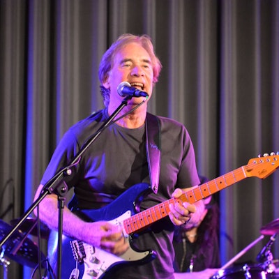 Carl Verheyen beim Auftritt in Euskirchen. Er trägt ein schwarzes T-Shirt und spielt E-Gitarre.
