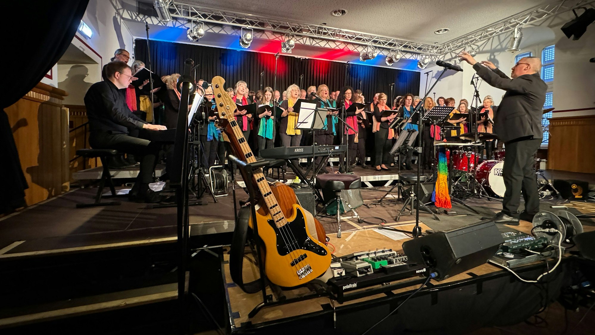 Der Chor „Colourful Voices“ unter Dirigent Sergio Ruetsch begeisterte im Rittersaal des Bedburger Schlosses.