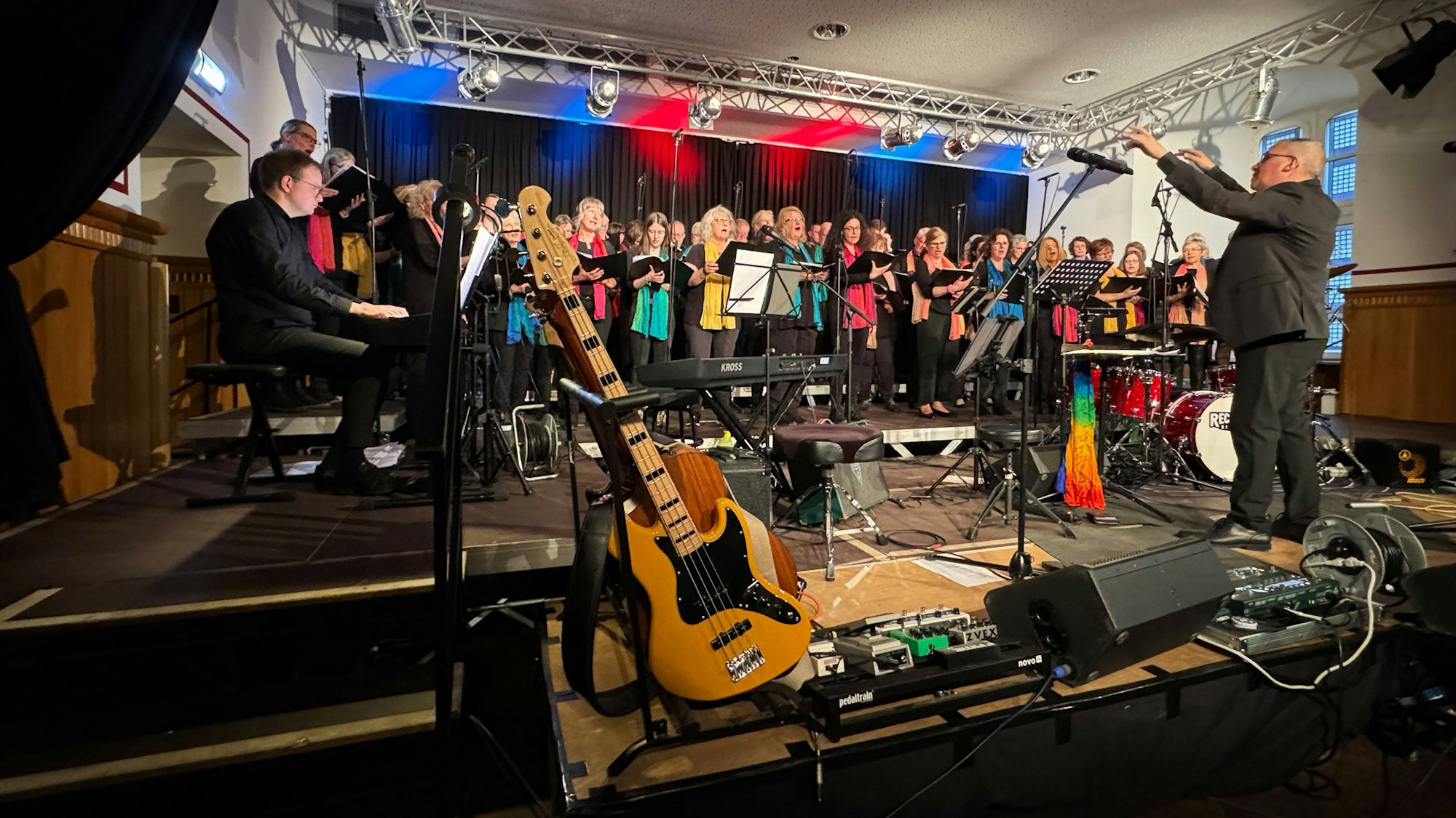 Der Chor „Colourful Voices“ unter Dirigent Sergio Ruetsch begeisterte im Rittersaal des Bedburger Schlosses.