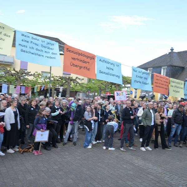 Demonstration gegen Rechts auf dem Overath Bahnhofsplatz.