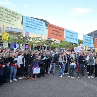 Demonstration gegen Rechts auf dem Overath Bahnhofsplatz.