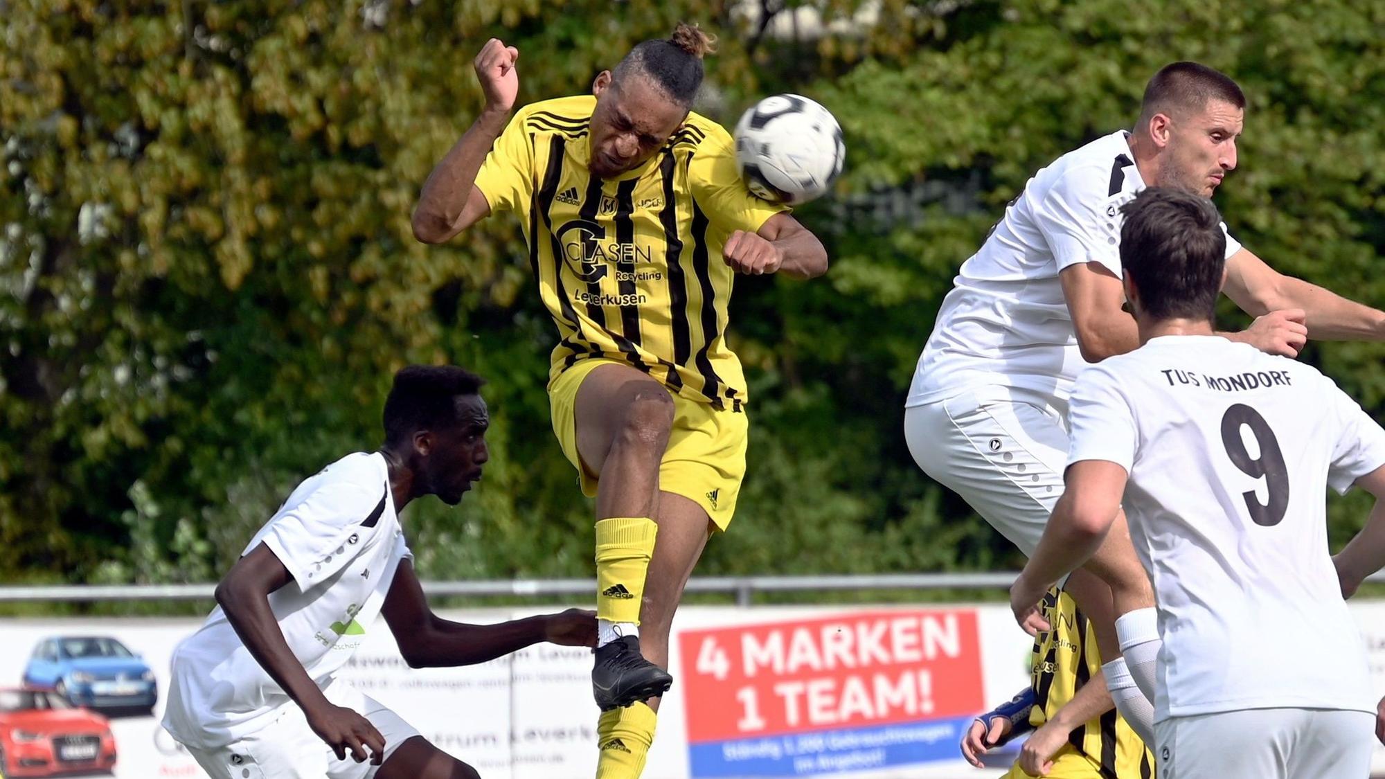 03.09.2023, Fussball-SV Schlebusch-Tus Mondorf
mitte: Beni Kiwala (Schlebusch)
Foto: Uli Herhaus